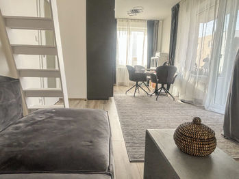 obývací pokoj - Prodej bytu 1+kk v osobním vlastnictví 44 m², Milovice