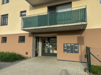 vchod - Prodej bytu 1+kk v osobním vlastnictví 44 m², Milovice