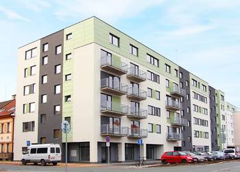 budova pohled z ulice - Pronájem bytu 1+kk v osobním vlastnictví 33 m², Pardubice
