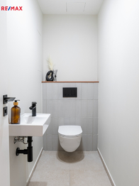 Vzorový byt - ukázka standardů podlah, dveří, klik, vypínačů, ovladačů podlahového topení - Prodej bytu 3+kk v osobním vlastnictví 139 m², České Budějovice