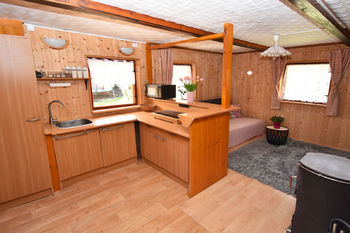Kuchyňský kout a obývací pokoj. - Prodej chaty / chalupy 56 m², Zvánovice