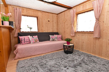 Obývací pokoj se vstupem do ložnice.  - Prodej chaty / chalupy 56 m², Zvánovice