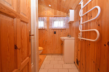 Koupelna se sprchovým koutem, toaletou a umyvadlem.  - Prodej chaty / chalupy 56 m², Zvánovice