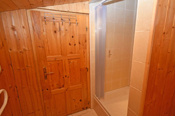 Koupelna se sprchovým koutem, toaletou a umyvadlem.  - Prodej chaty / chalupy 56 m², Zvánovice
