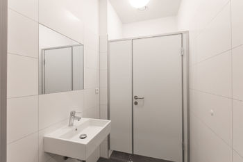 Sdílené zázemí - toaleta - Pronájem komerčního prostoru 75 m², Praha 8 - Karlín