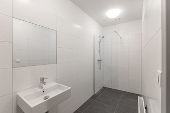 Sdílené zázemí - sprcha - Pronájem komerčního prostoru 75 m², Praha 8 - Karlín