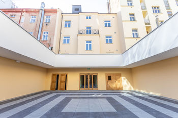 Pohled na společný dvůr a dům - Pronájem obchodních prostor 27 m², Praha 8 - Karlín