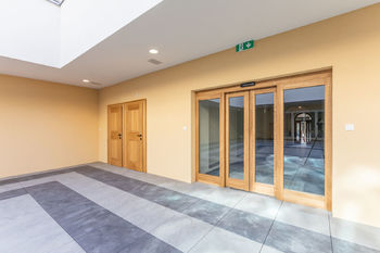 Přístup do zázemí ze dvora - Pronájem obchodních prostor 27 m², Praha 8 - Karlín