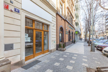 Obchodní prostor a ulice - Pronájem obchodních prostor 27 m², Praha 8 - Karlín 