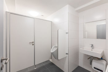 Toalety v komerčních prostorách - Pronájem komerčního prostoru 75 m², Praha 8 - Karlín