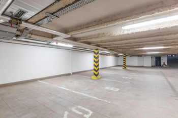Možnost parkovacích stání v domě - Pronájem komerčního prostoru 75 m², Praha 8 - Karlín