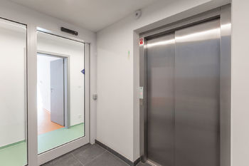 Výtah v domě - Pronájem komerčního prostoru 75 m², Praha 8 - Karlín