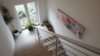 schodiště v domě - Pronájem bytu 3+1 v osobním vlastnictví 90 m², Praha 8 - Libeň