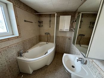 koupelna v RD - Prodej domu 226 m², Ledce