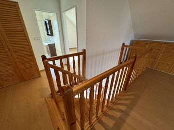 dřevěné schodiště v podkroví  - Prodej domu 226 m², Ledce