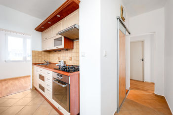 kuchyň s chodbou do koupelny - Pronájem bytu 2+1 v osobním vlastnictví 56 m², České Budějovice