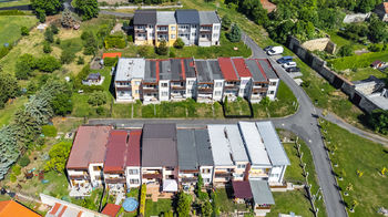 Celkový pohled na řadové domy - Prodej domu 96 m², Chožov