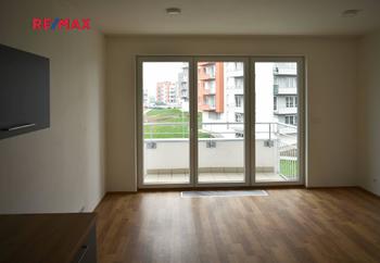 obývací pokoj + balkón - Pronájem bytu 2+kk v osobním vlastnictví 48 m², Praha 9 - Letňany