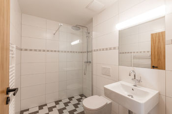Koupelna - Pronájem bytu 2+kk v osobním vlastnictví, Praha 8 - Karlín