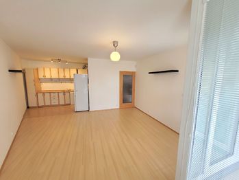 Obývací pokoj a kuchyň. - Prodej bytu 2+kk v osobním vlastnictví 49 m², Praha 9 - Prosek 