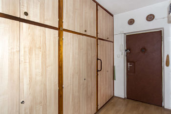 úložné skříně v pžedsíni - Prodej bytu 2+1 v osobním vlastnictví 50 m², Praha 10 - Záběhlice