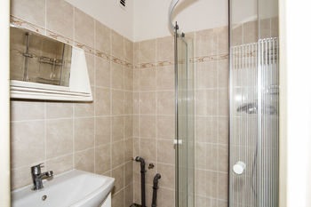 koupelna se sprchovým koutem - Prodej bytu 2+1 v osobním vlastnictví 50 m², Praha 10 - Záběhlice