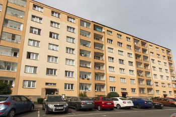 pohled na dům z jihu - Prodej bytu 2+1 v osobním vlastnictví 50 m², Praha 10 - Záběhlice