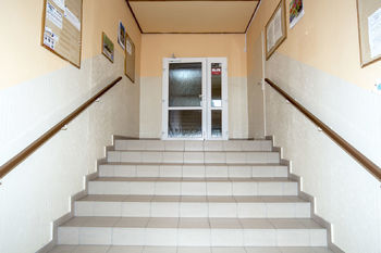 schodiště v domě - Prodej bytu 2+1 v osobním vlastnictví 50 m², Praha 10 - Záběhlice