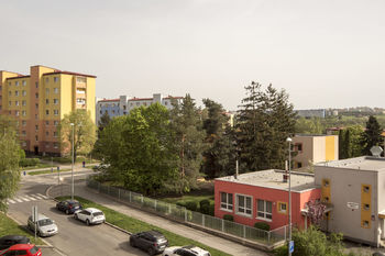 výhled z lodžie - Prodej bytu 2+1 v osobním vlastnictví 50 m², Praha 10 - Záběhlice