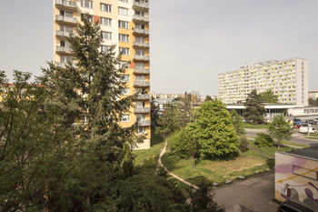 výhled z okna - Prodej bytu 2+1 v osobním vlastnictví 50 m², Praha 10 - Záběhlice