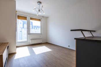 Obývací pokoj s kuchyňským koutem - Pronájem bytu 2+kk v osobním vlastnictví, Praha 4 - Chodov