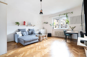 Obývací pokoj - hlavní část - Prodej bytu 2+kk v osobním vlastnictví 44 m², Praha 6 - Bubeneč 