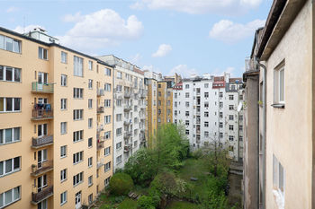Výhled z lodžie - Prodej bytu 2+kk v osobním vlastnictví 44 m², Praha 6 - Bubeneč