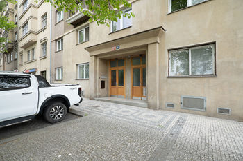 Vchod do domu - Prodej bytu 2+kk v osobním vlastnictví 44 m², Praha 6 - Bubeneč