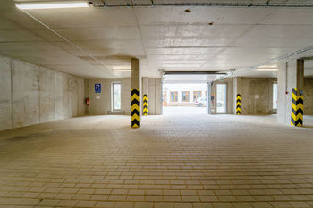 Vjezd k parkovacím stáním v druhém podzemním podlaží - Prodej garážového stání 22 m², Kolín