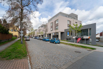 Pohled na bytový dům v ulici 5. května v Kolíně - Prodej garážového stání 22 m², Kolín 