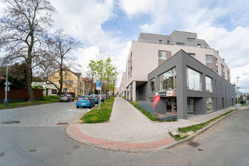 Pohled na bytový dům v ulici 5. května v Kolíně - Prodej garážového stání 22 m², Kolín