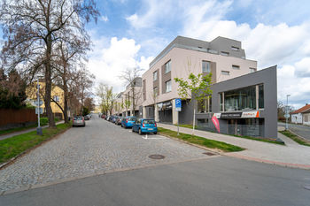 Pohled na bytový dům v ulici 5. května v Kolíně - Prodej garážového stání 22 m², Kolín
