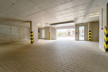 Vjezd k parkovacím stáním v druhém podzemním podlaží - Prodej garážového stání 22 m², Kolín