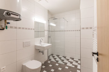 Koupelna - Pronájem bytu 2+kk v osobním vlastnictví, Praha 8 - Karlín