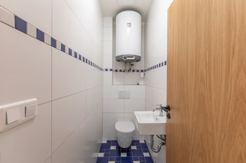 Toaleta - Pronájem bytu 2+kk v osobním vlastnictví, Praha 8 - Karlín