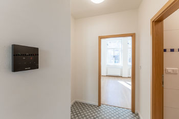 Ovládací panel v bytě - Pronájem bytu 2+1 v osobním vlastnictví, Praha 8 - Karlín