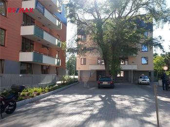 okolí domu - Pronájem bytu 2+kk v osobním vlastnictví 55 m², Praha 6 - Veleslavín