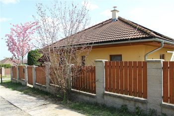 Pohled na dům - Pronájem domu 76 m², Černolice