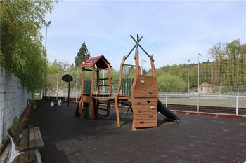 Obecní dětské hřiště - Pronájem domu 76 m², Černolice