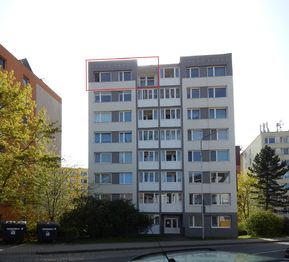 Pohled z ulice - Prodej bytu 3+1 v osobním vlastnictví 64 m², Rakovník 