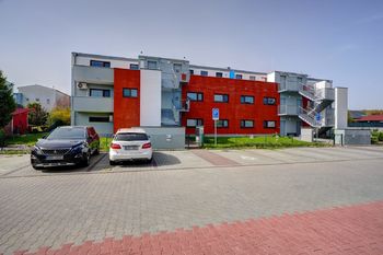 čelní pohled na bytový dům - Prodej bytu 3+kk v osobním vlastnictví 71 m², Brno 
