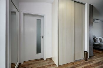 dveře do dětského pokoje - Prodej bytu 3+kk v osobním vlastnictví 71 m², Brno