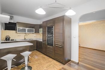 Kuchyně navazující na obývací pokoj - Pronájem bytu 3+1 v osobním vlastnictví 67 m², Praha 9 - Prosek