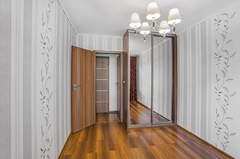 Ložnice s vestavěnou šatní skříní - Pronájem bytu 3+1 v osobním vlastnictví 67 m², Praha 9 - Prosek